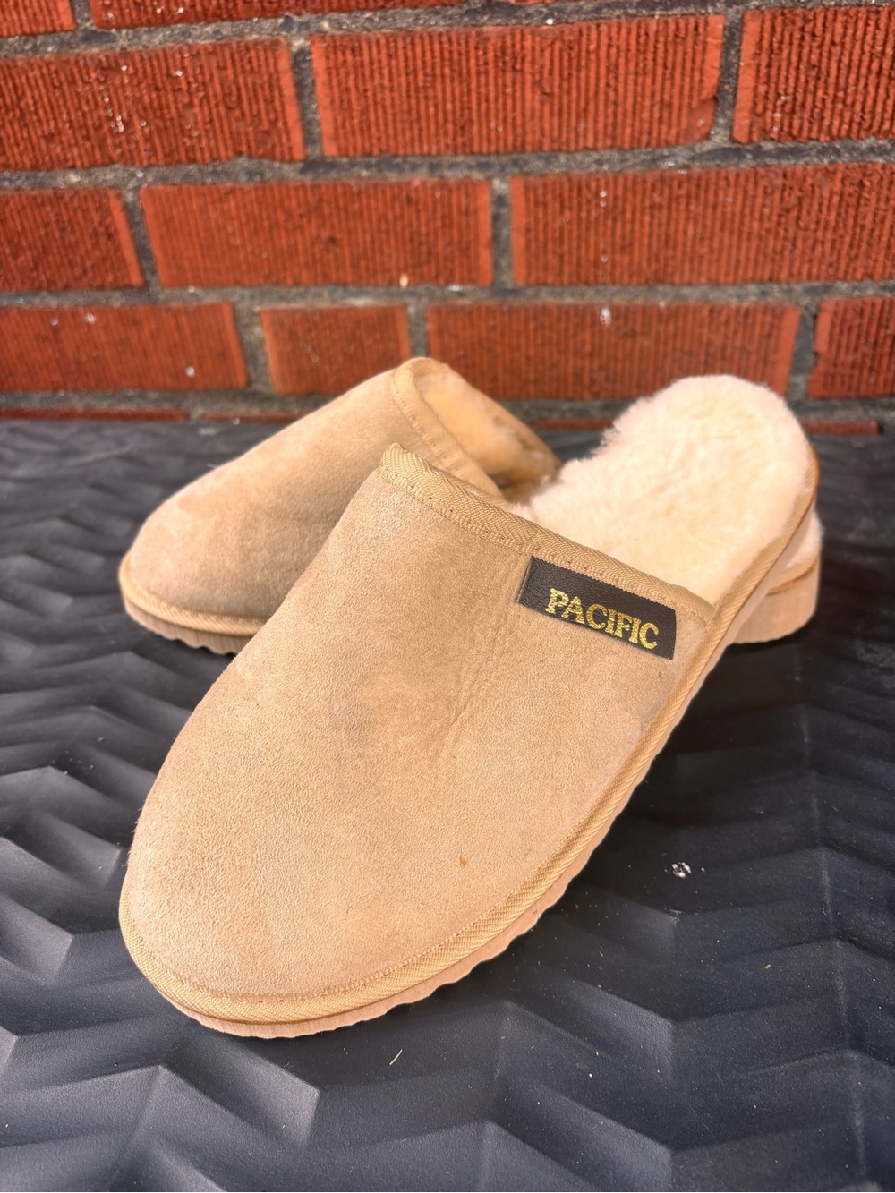 Pacific authentic Australian wool slippers size 9 women’s